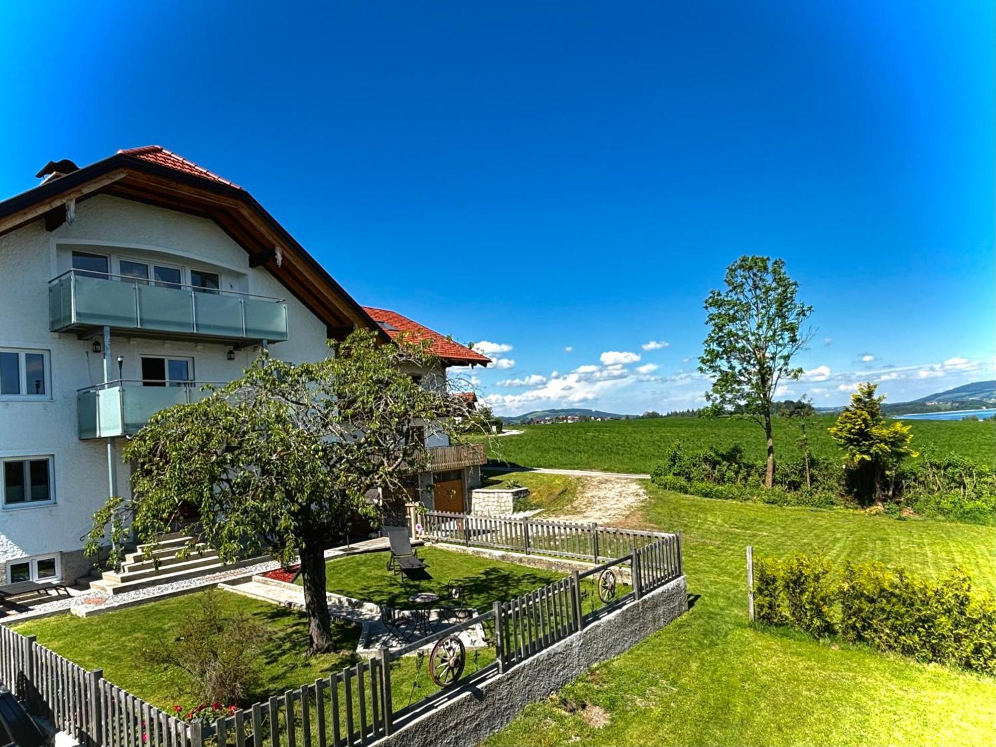 Gaesthaus "Seeblick" Seekirchen Markt Exterior foto